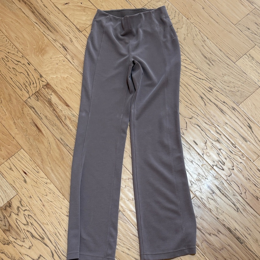 lululemon athletica Women's soft stream Taupe colored flared Pants size 6 EUC!
